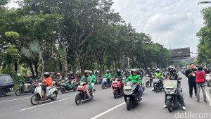 Bawa 3 Tuntutan, Massa Demo Ojol Surabaya Mulai Bergerak ke DPRD Jatim
