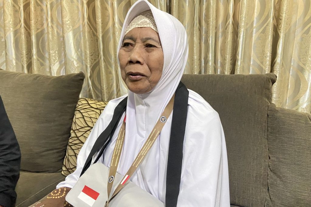 Nenek Asal Pasuruan Naik Haji Hasil Nabung Jualan Cilok Selama 65 Tahun