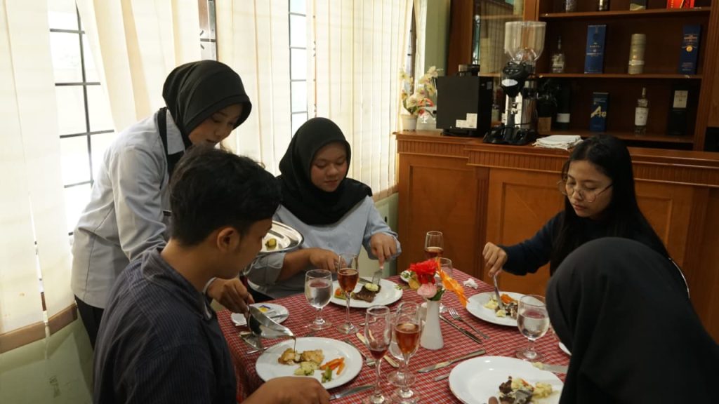 Praktikum Tata Hidang Manajemen Perhotelan Vokasi UNAIR Hadirkan Pengalaman Fine Dining Ala Hotel Bintang Lima
