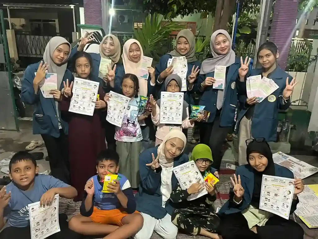 Anak Cerdas Kenali Obat Dengan Tepat, Edukasi Penggunaan Sediaan Obat Cair Untuk Generasi Sehat Di Kampung Ladies GBA, Kabupaten Gresik