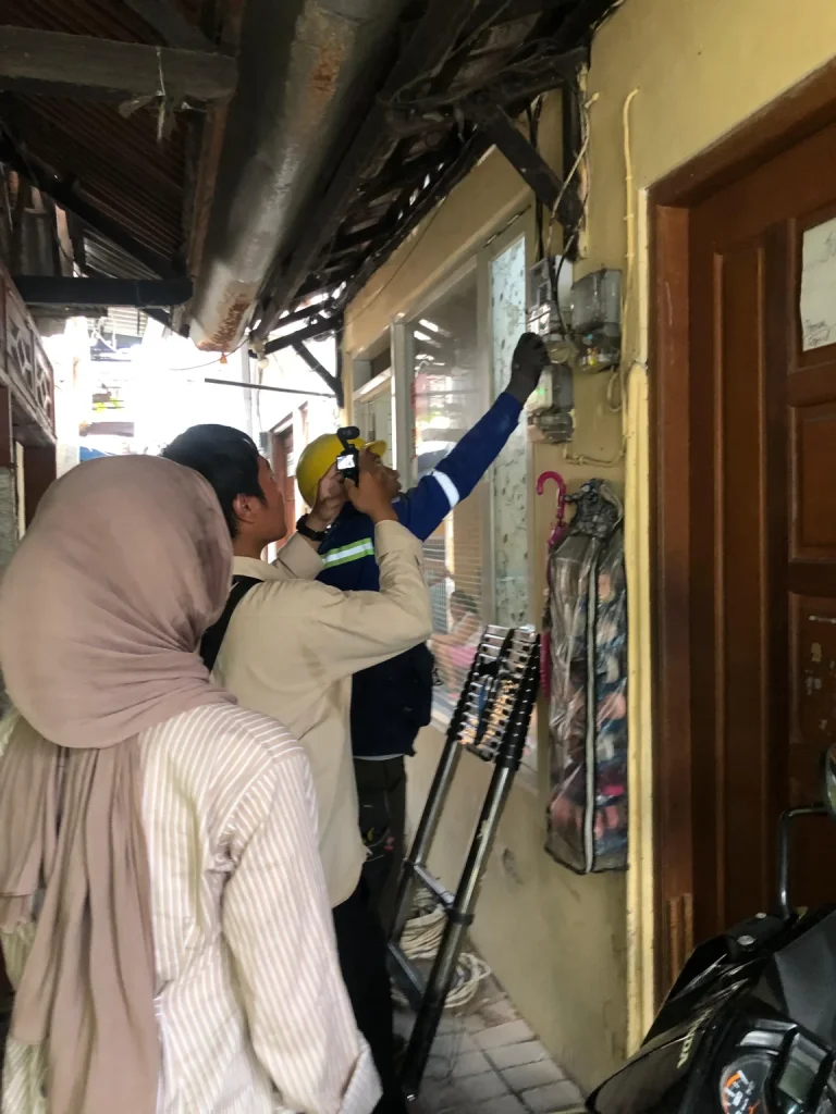 Aktif di Lapangan, Mahasiswa D4 Manajemen Perkantoran Digital UNAIR Ikuti Program Sosial PLN