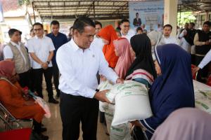 Kementrian Pertanian RI berkolaborasi dengan Pemerintah Kota Surabaya Salurkan Beras untuk 495 Keluarga Membutuhkan
