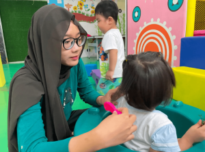 Mahasiswa Vokasi UNAIR Surabaya Bagikan Pengalaman Mengajar Dua Bulan di Vietnam